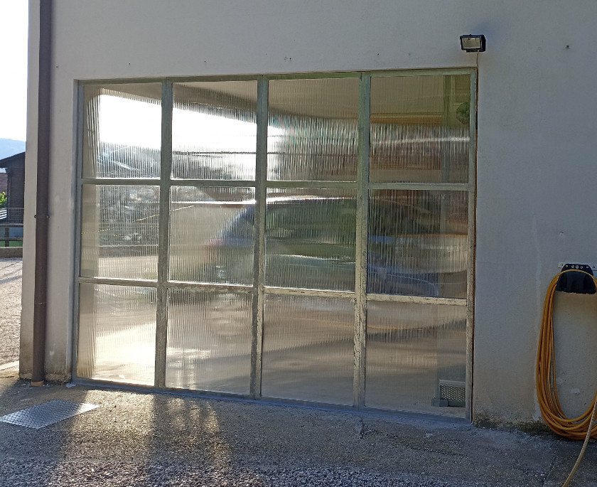 chiusura garage con policarbonato alveolare trasparente