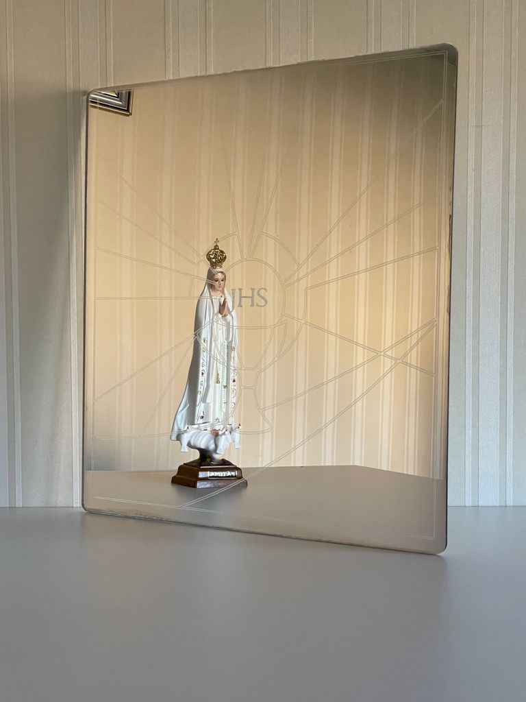 Specchio in plexiglass con incisione JHS