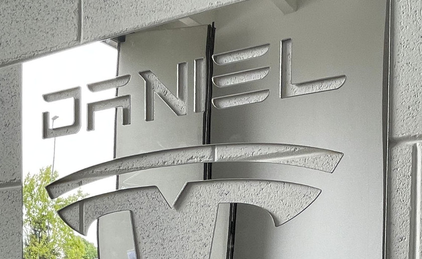 Font Tesla in Plexiglass Specchio Targa con nome Daniel